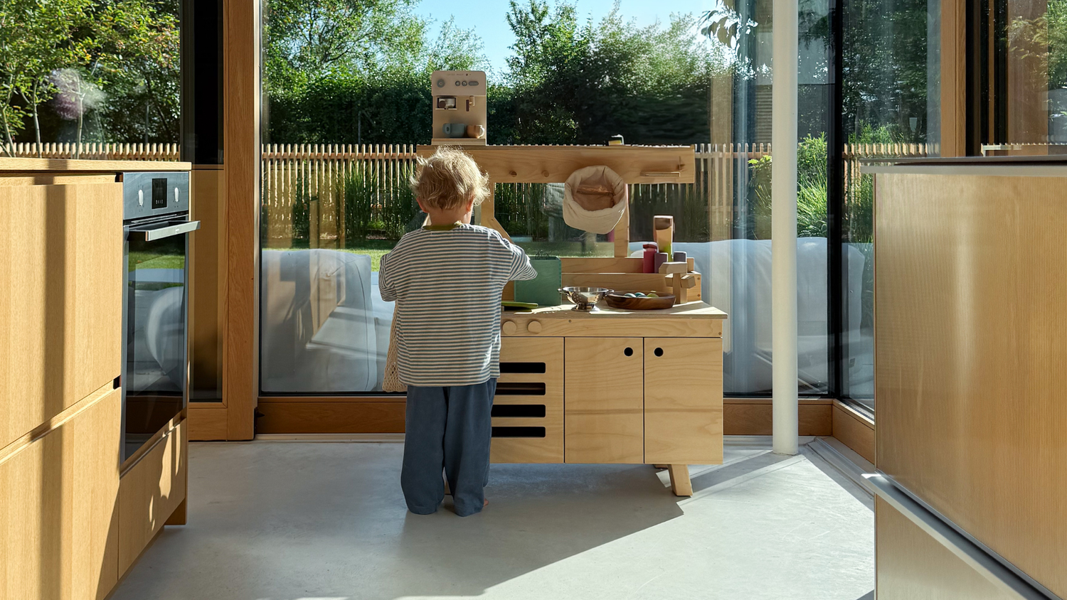 Minimalismus im Familienzuhause. Ein Guide zur Gestaltung eines ruhigeren Zuhauses mit Kindern