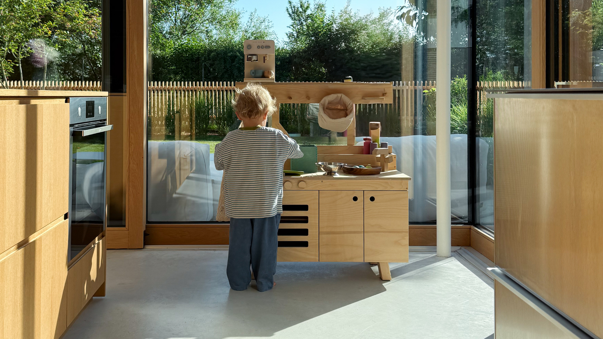 Minimalismus im Familienzuhause. Ein Guide zur Gestaltung eines ruhigeren Zuhauses mit Kindern